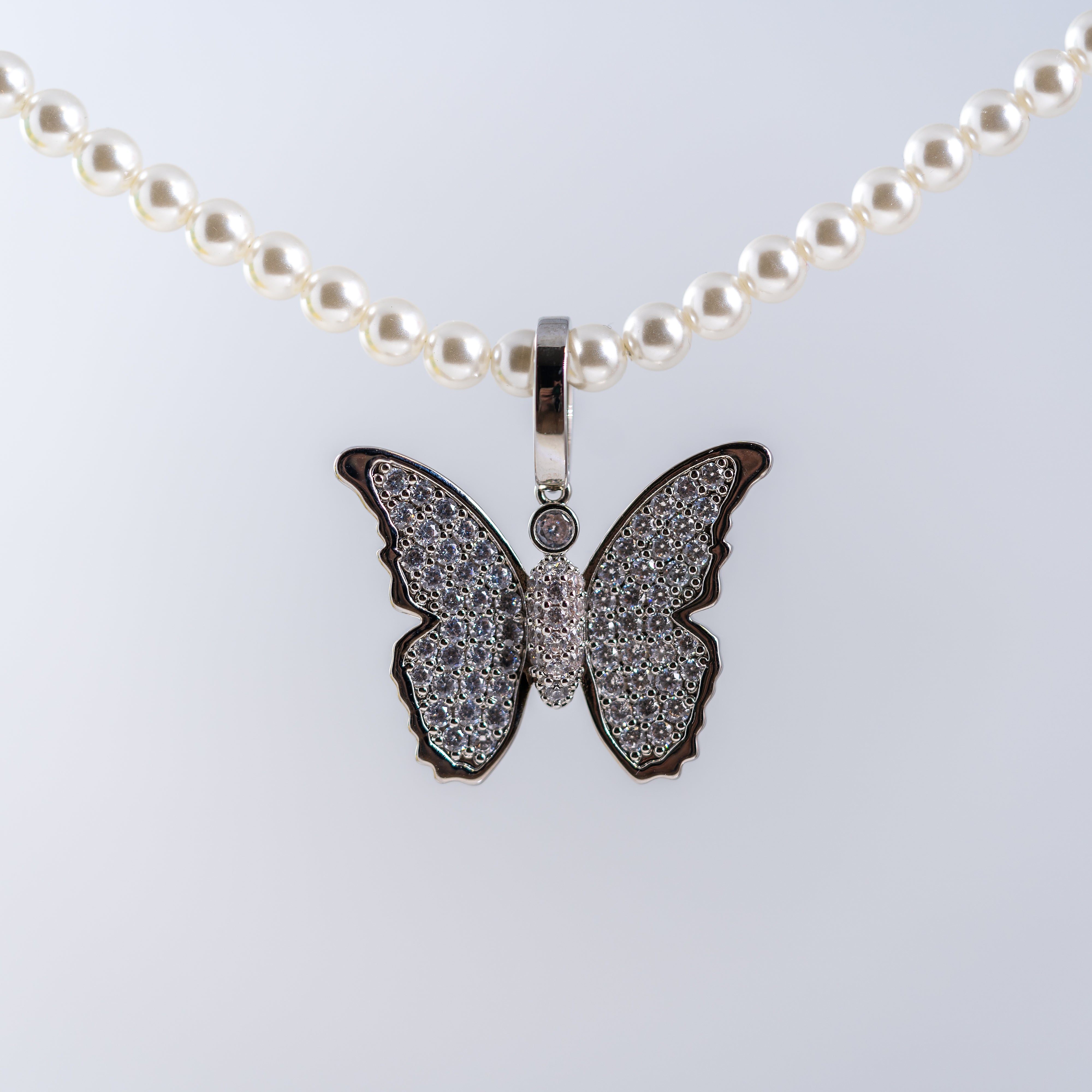 EISZEIT PEARL BUTTERFLY PENDANT